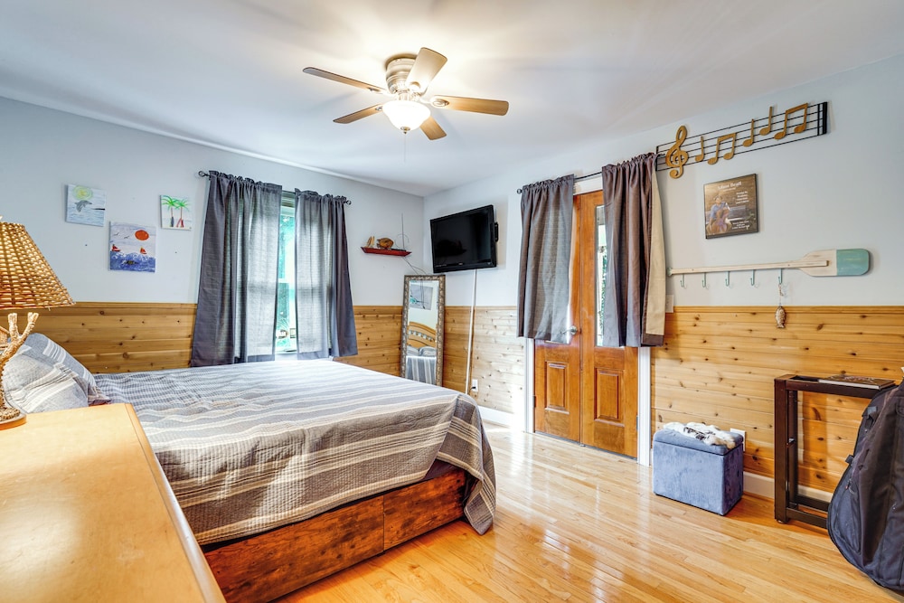 Walk to Beach: Gem w/ Pool & Spa in Isle of Palms!