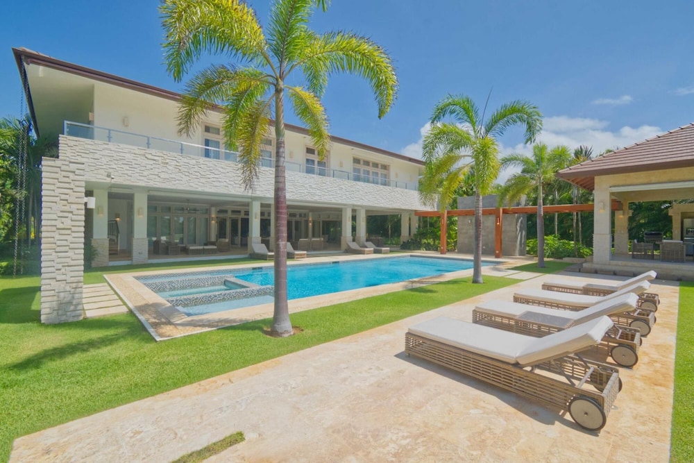 Modern Villa With Ocean View and Service Staff view 2