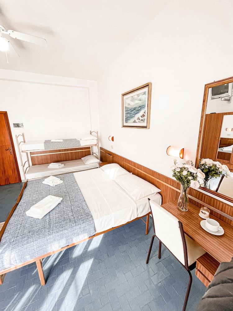 Hotel Sara - 4 Guests Room - n 7 photo 5