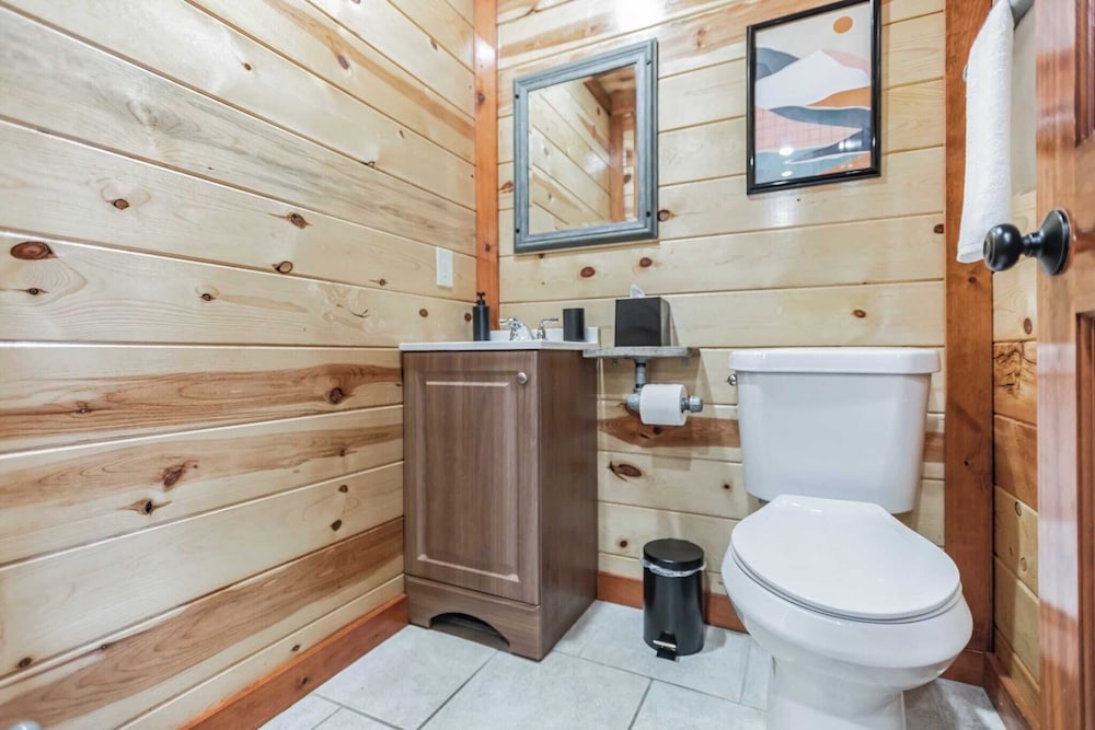 Laurel Point by Avantstay Sleeps 18! Indoor Pool, Hot Tub, Theater, Game Room