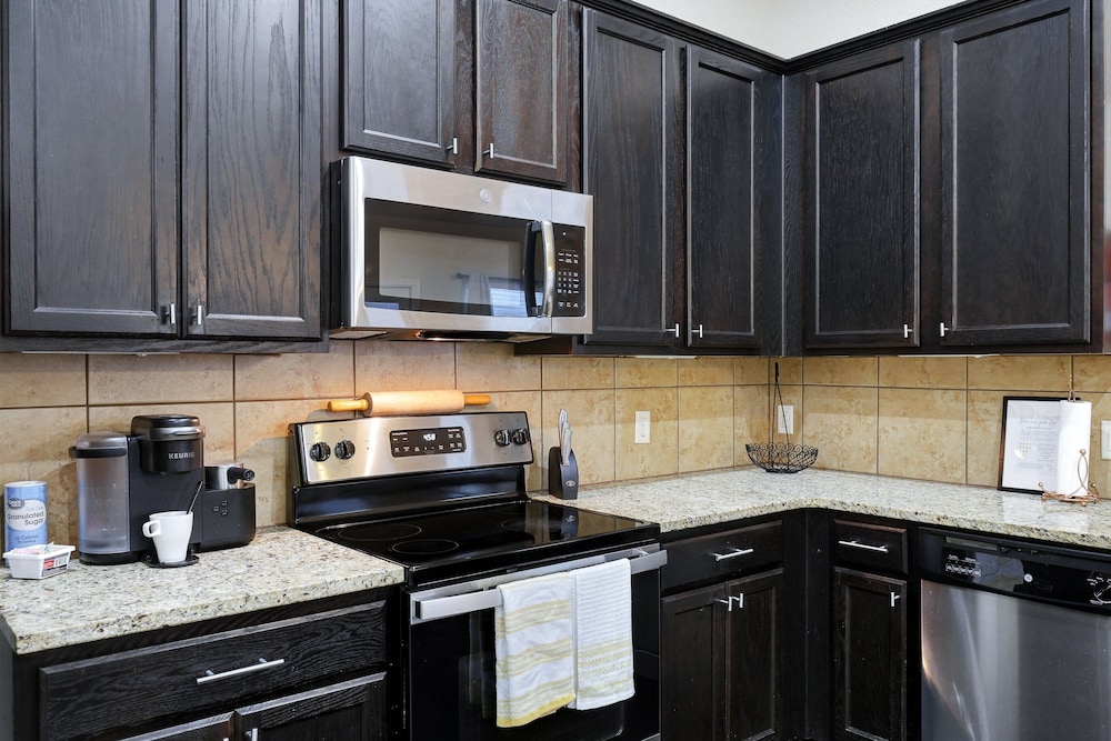 Modern Pet-friendly Duplex Near River Walk 3 Bedroom Duplex