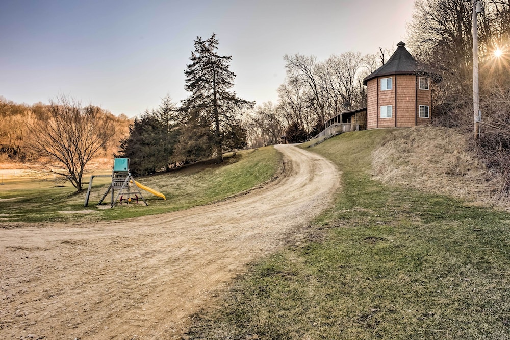Rustic Iowa Cabin: 10 Mi to Maquoketa Caves