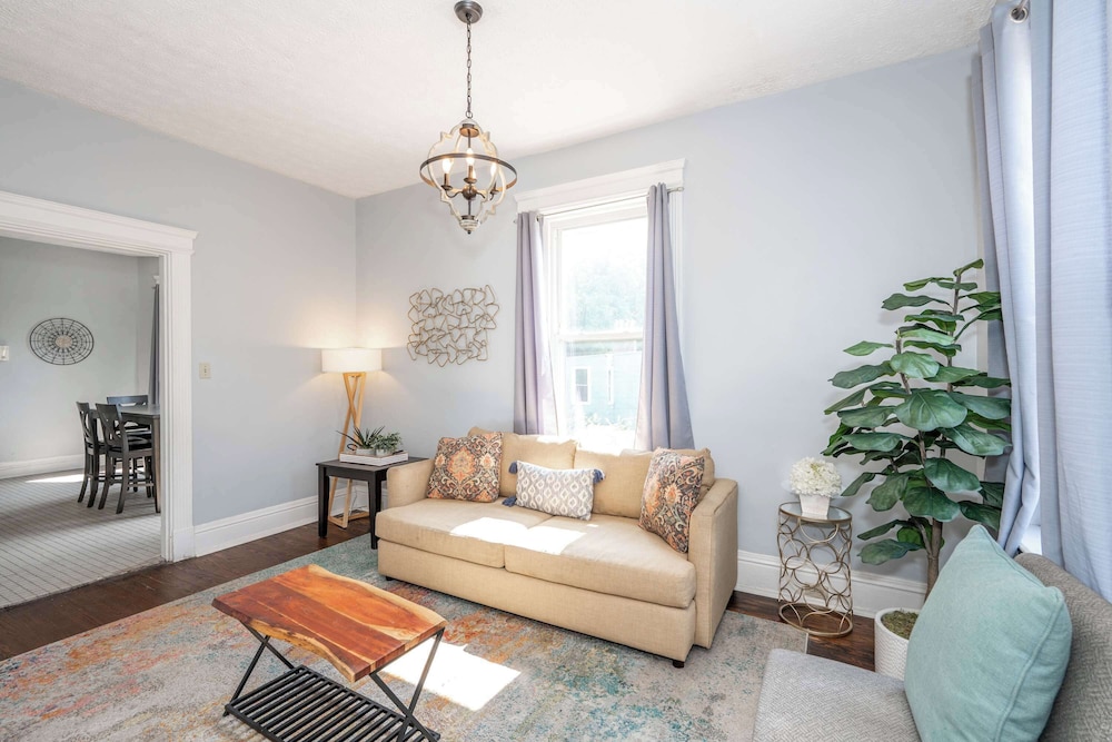 Queen City Suites 2 For 4