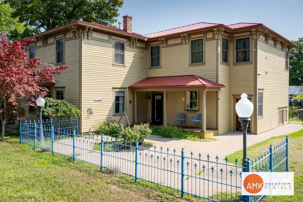 Lake Life Getaway - Condo Near Downtown