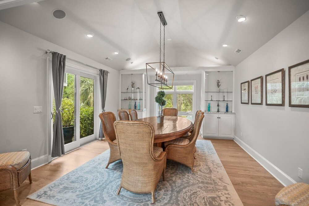 Elegant, Marsh-front 5-bed, 4-bath Home, Sleeps 12