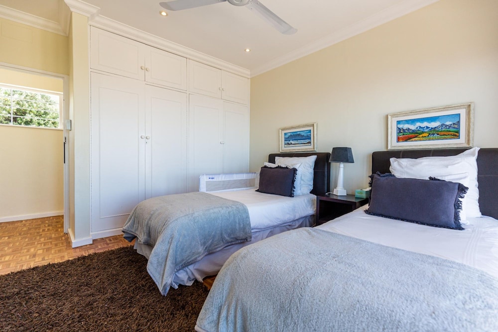 Camps Bay 4bed Home w Pool and Views Alma Marina