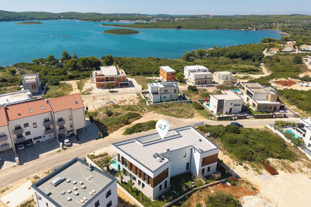 Villa Yana with Pool and Sea View