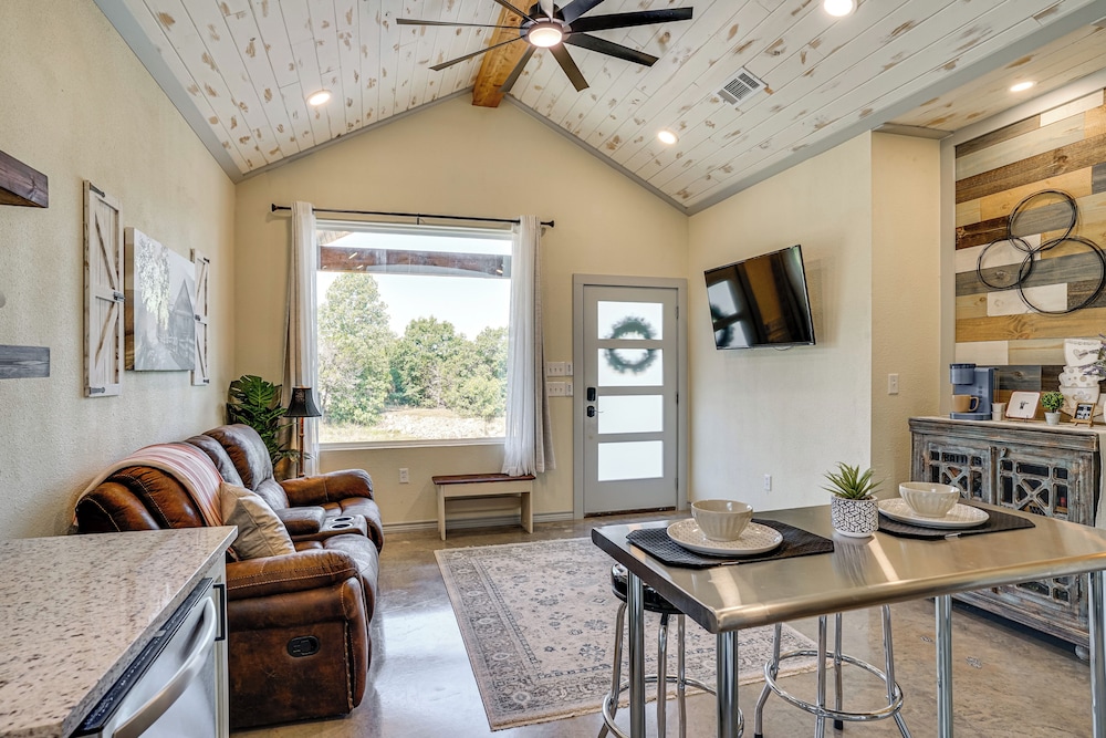 Recently Built Cabin w/ Pavilion in Granbury!