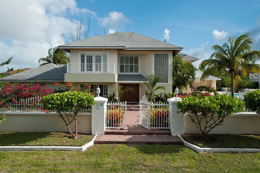 Buttonwood Bliss: Lux Condo With Amenities