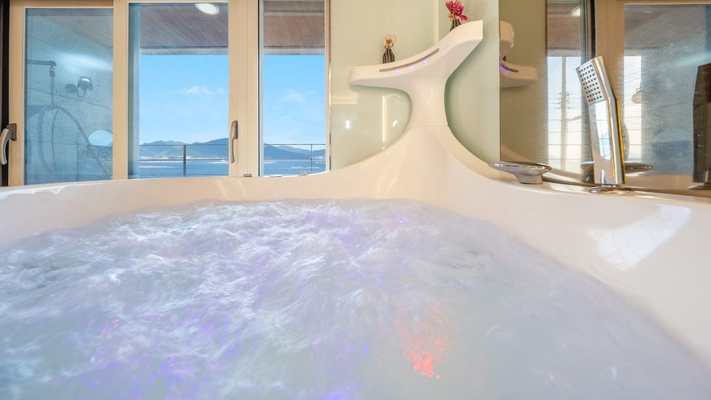 Geoje Ahat Spa Pension