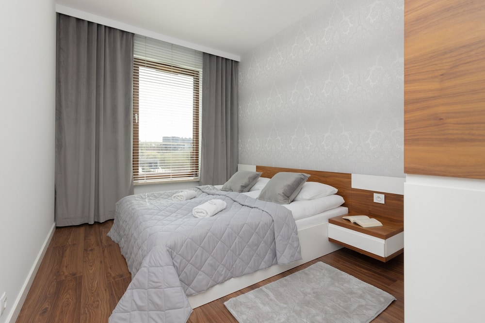 Glamorous Apartment Wilanow by Renters view 3