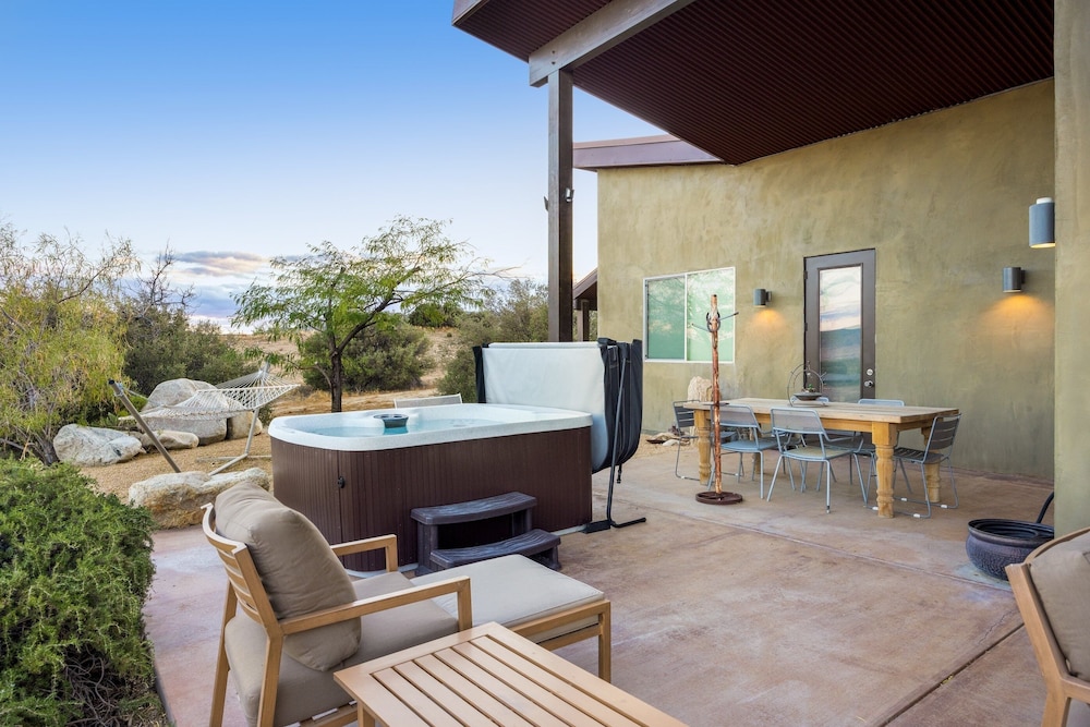 Jackalope Junction-pool, Hot Tub, Fire Pit, Bbq & Desert Views! 2 Bedroom Home by RedAwning