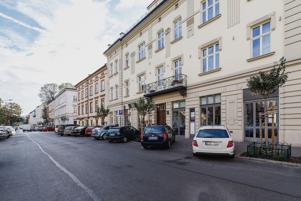 Apartment Miodowa 19 by Renters view 3