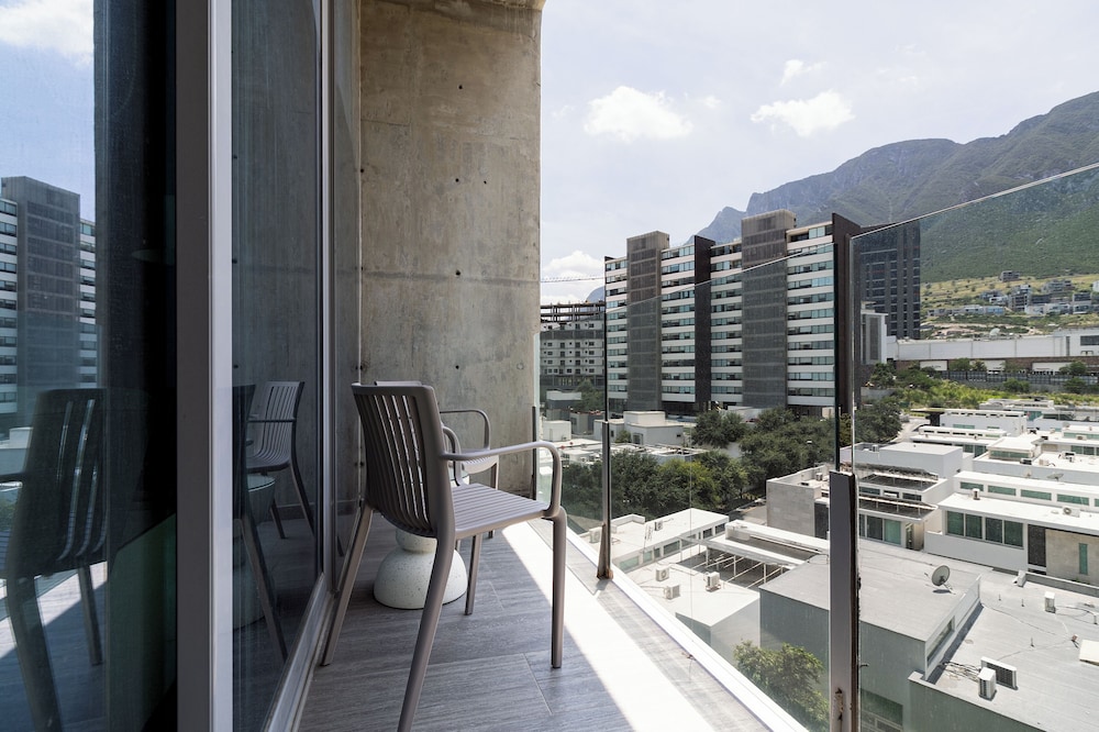 Modern Apts w Pool & Mountain View