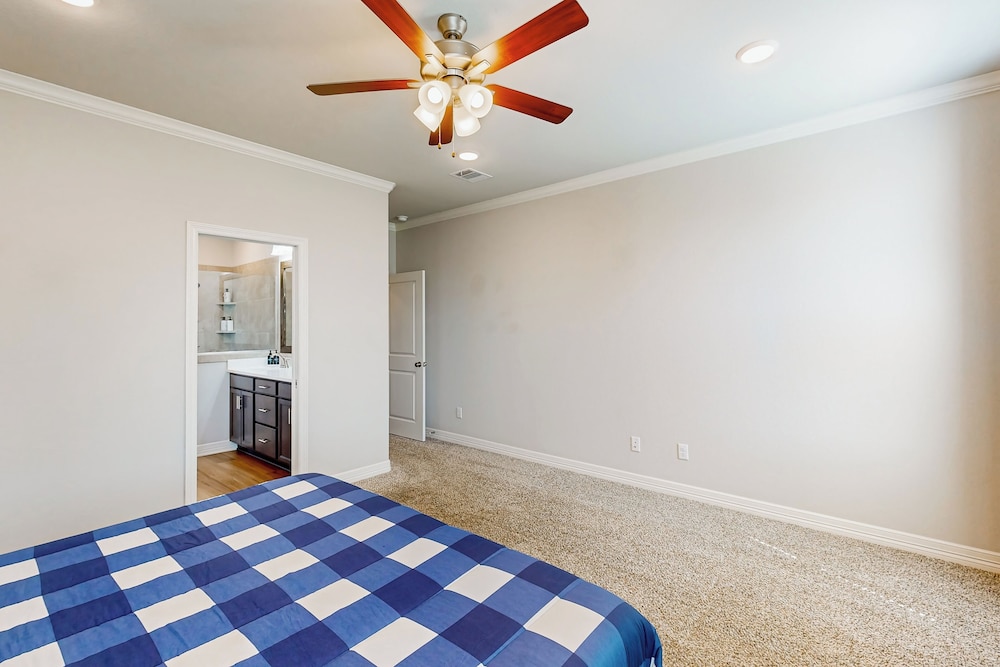 3BR Cozy Home w/ Enclosed Backyard & W/D