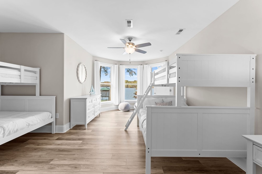 Sunset Pointe by Avantstay Waterfront Beach Fire Pit Sleeps 14 5bdr 4BA