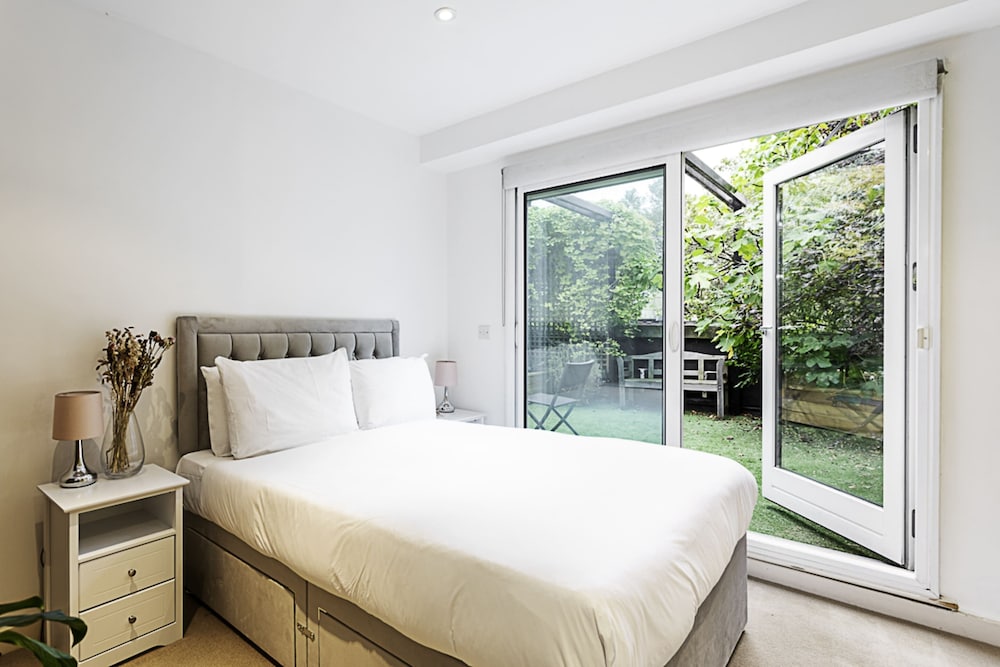 3 Bed Luxury Penthouse in Shoreditch view 4