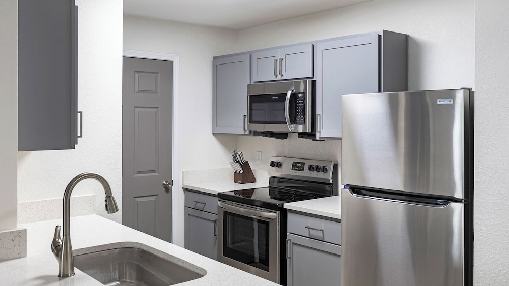 Landing Beautiful 1bd, Courtyard, Clubhouse