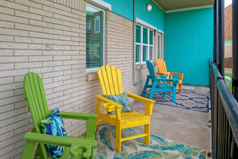Sleeps 22 3 Condos in Beachfront Complex w/ Pool, Pickleball Island Retreat
