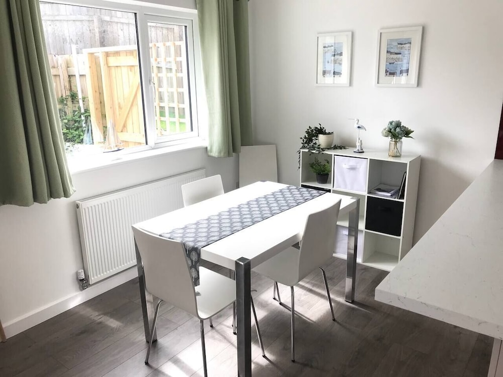 Beautiful Refurbished Home - Short Walk to the Beach view 4