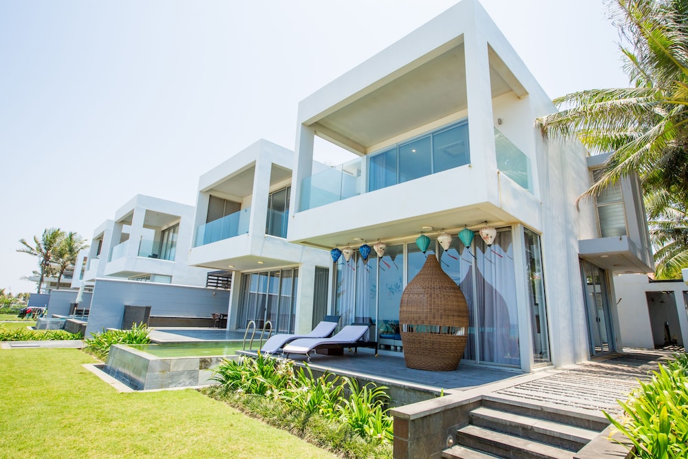 Luxury Yacht Villa