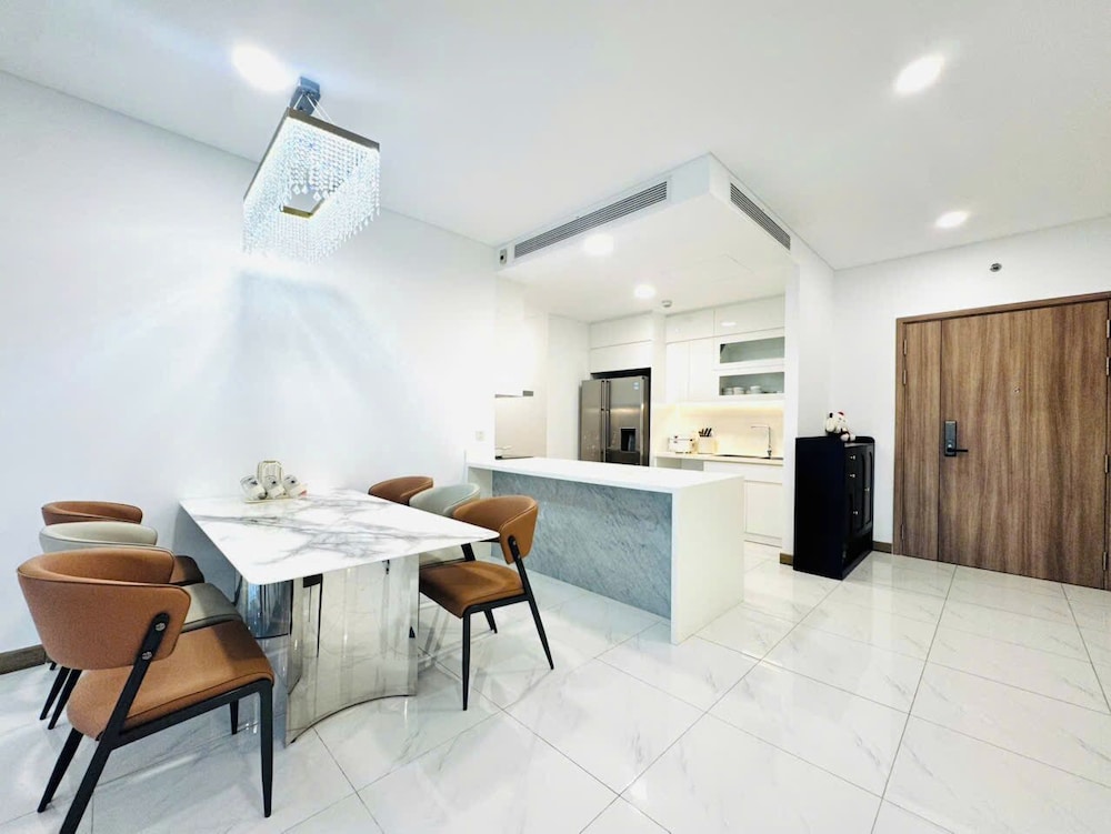 Skyway White & Silver Riverside Resident - Binh Thanh, HCM