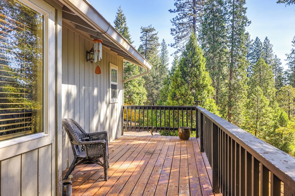 Forest-view Retreat: Grill & Fireplace in Sonora