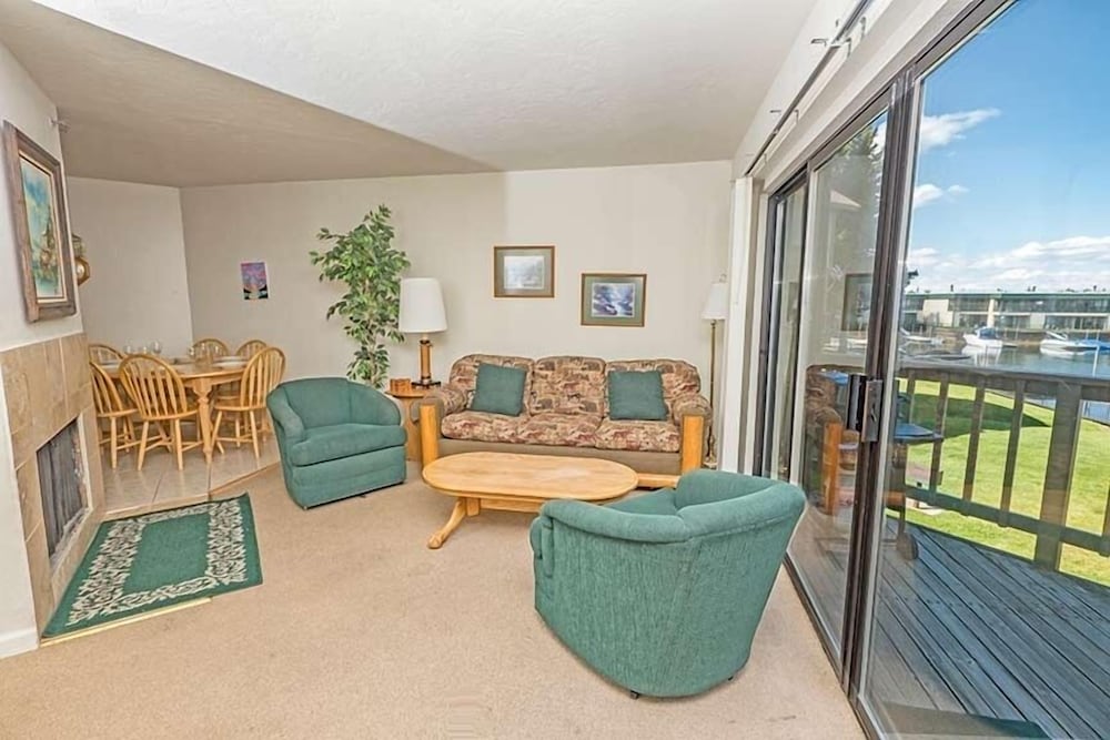 477 Ala Wai, 86 2 Bedroom Condo by RedAwning
