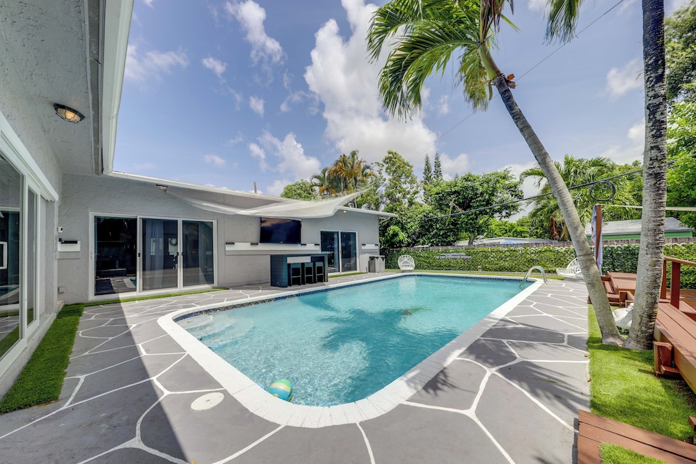 Private Oasis in West Park Near the Beach!