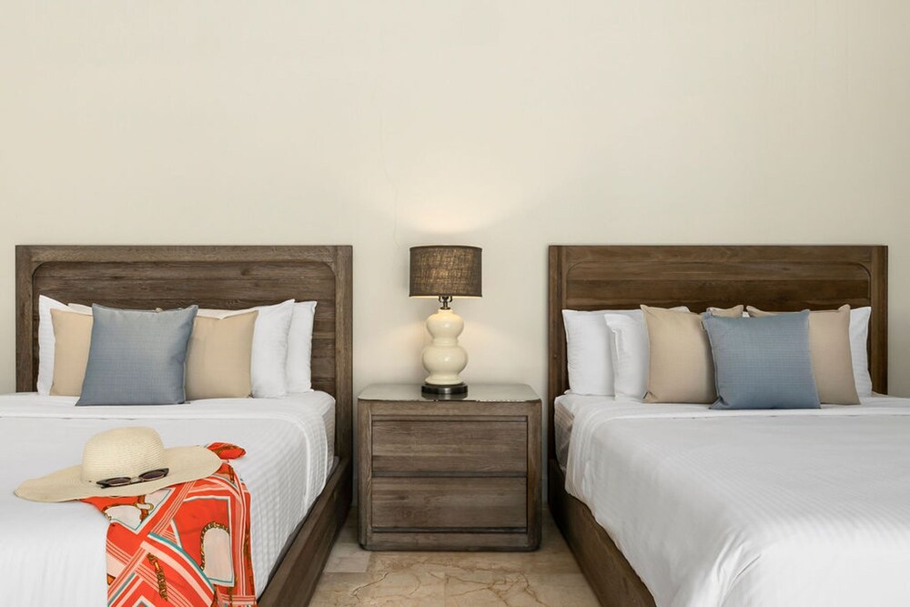 NEW Luxury 4BR Beachfront Villa w Infinity Pool