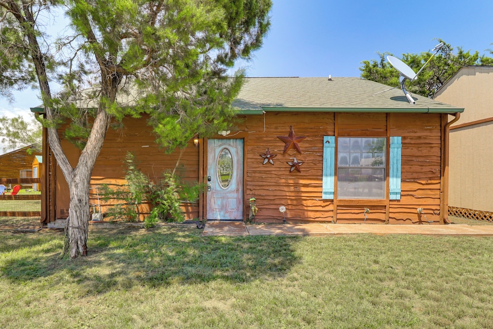 1 Mi to Lake: Pet-friendly Cabin in Strawn