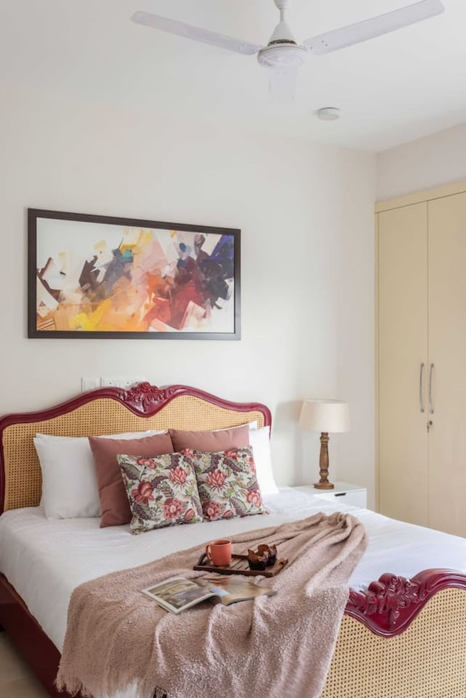 1bhk w Balcony and Pool - 5 Mins to Candolim Beach