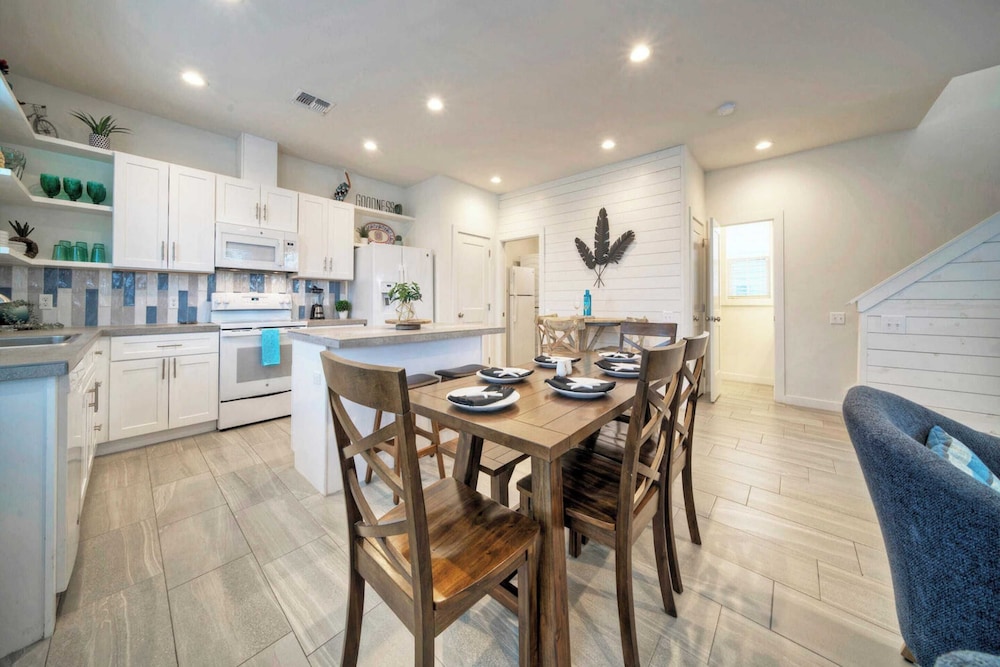 Sleeps 20 2 Homes in Mercer Village w/ Pool Heart of Old Town, Walkable