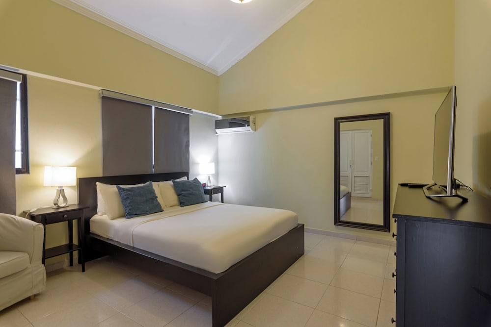 Penthouse in Evaristo Morales Sleeps 14