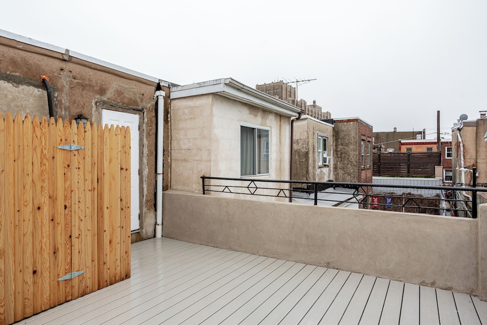 Stylish Minimalist Stay in City Center