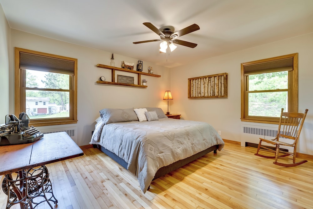 3 Mi to Lake Onalaska: Quaint Home w/ Prairie View