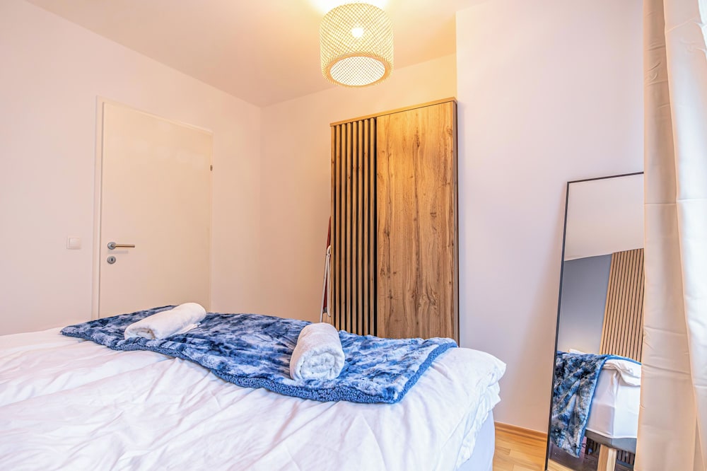 9 Min Metro City Center 1BR 1LR Balcony