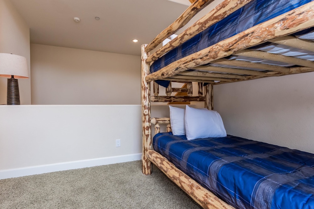 Mammoth Gateway Village 11
