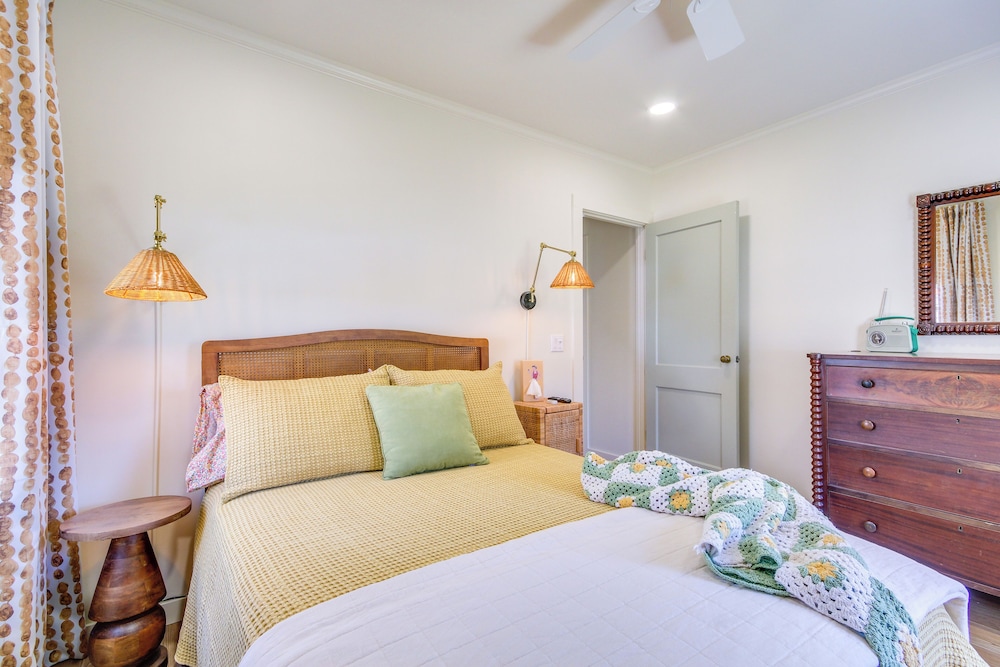 Colorful & Retro Perkinston Cottage w/ Yard!