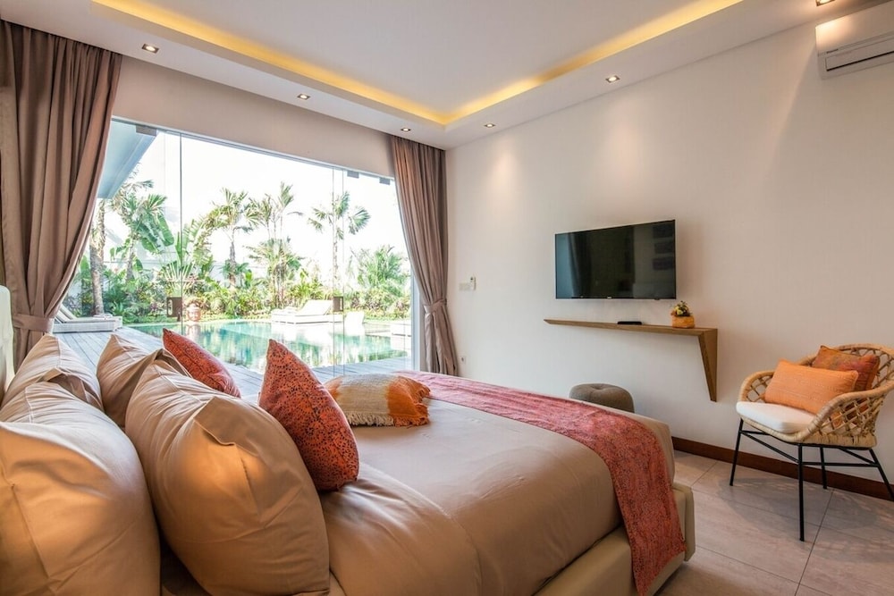 Splendid 6BR Villa, Just 400m to the Shoreline