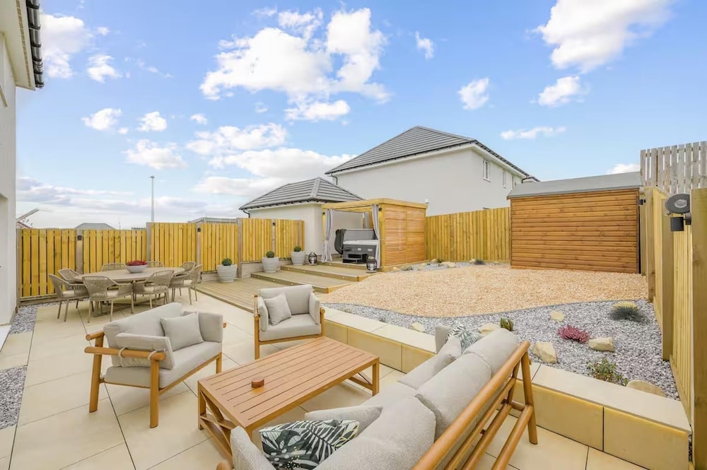 Stylish House in Perth-hot Tub-garden-sleeps 6