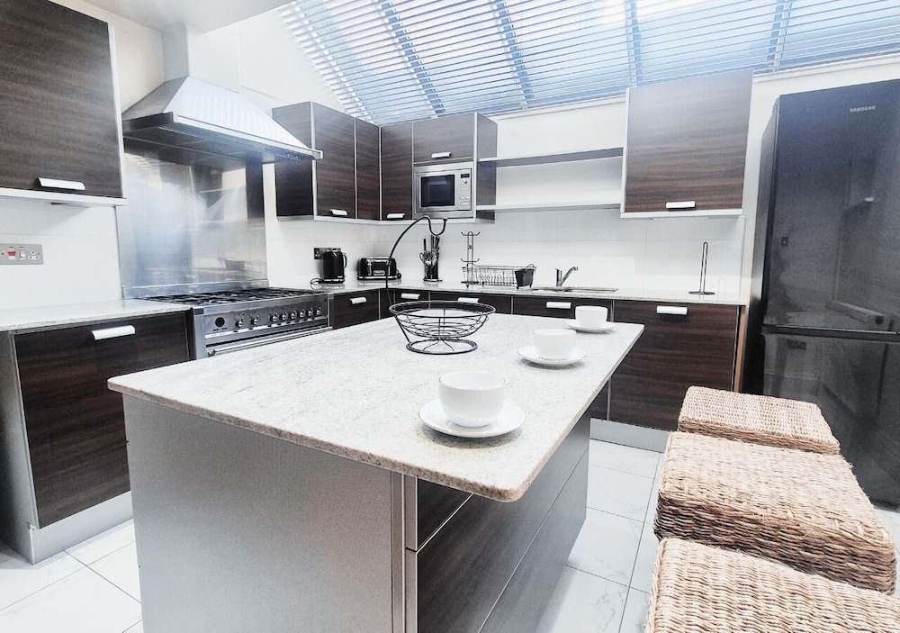 Luxurious & Spacious 2BR