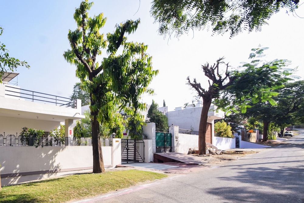 OYO 11874 Home Cozy Stay Goverdhan Villas