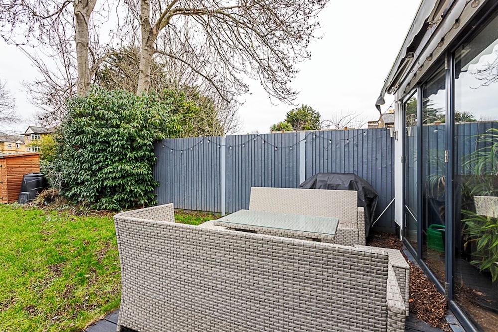 Modern and Spacious Colliers Wood Home