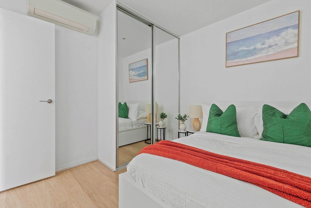 2BR Apt Next to Melbourne Central With City Views