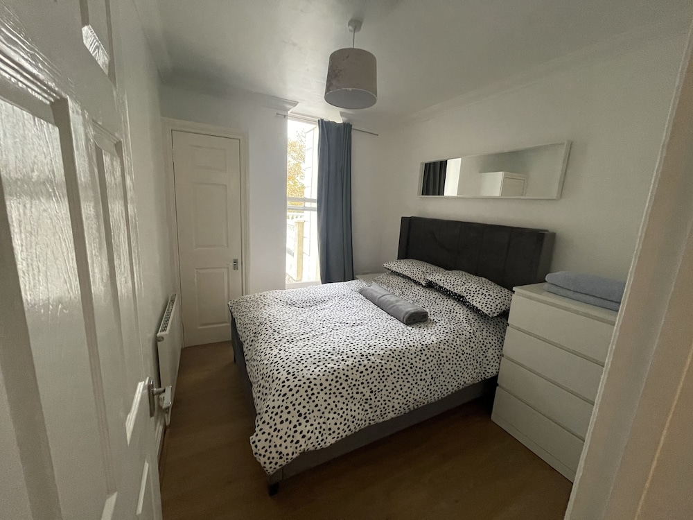Modern 2 bed Apartment With sea Views view 3