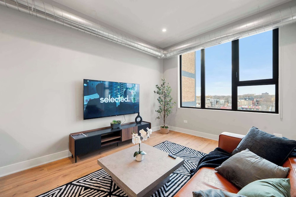 Edgewater Gem Stylish 2BR Apartment Near Lake