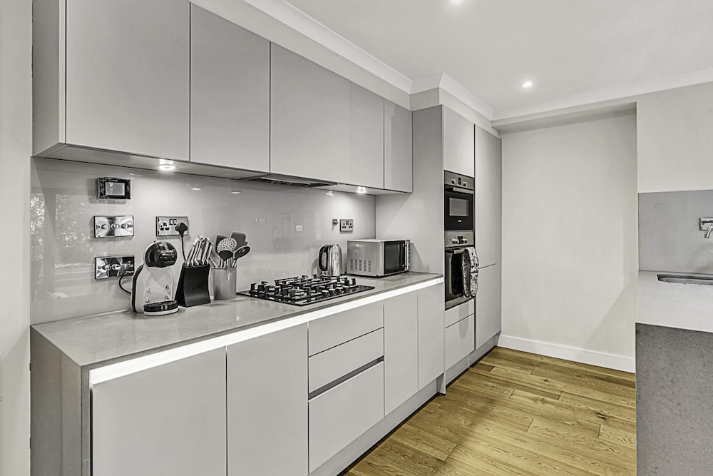 Chic and Contemporary Retreat in Brentford view 5