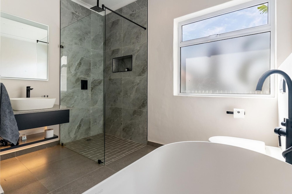 Cape Azure Oasis - Sea Point Retreat With hot tub