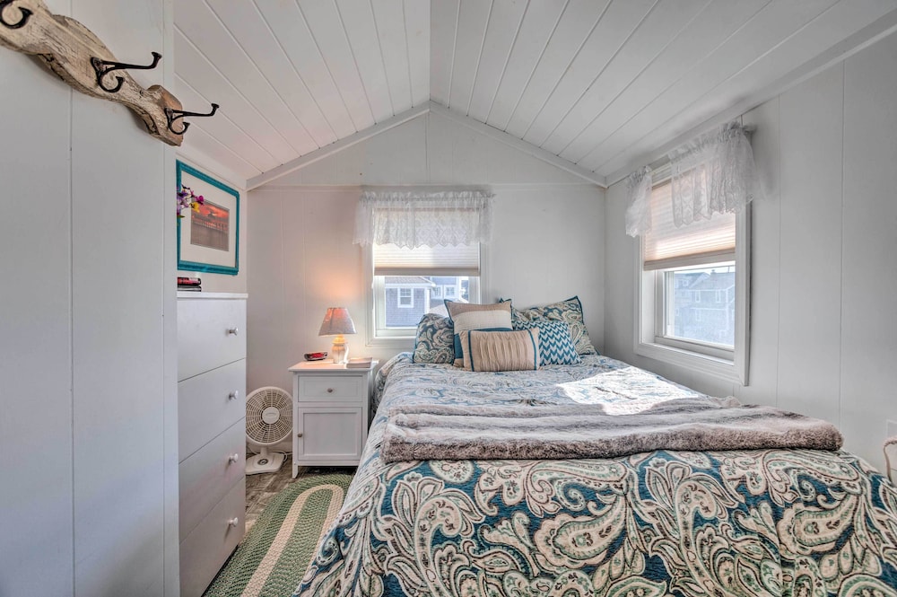 Seaside SK Getaway: Steps to Matunuck Beach!